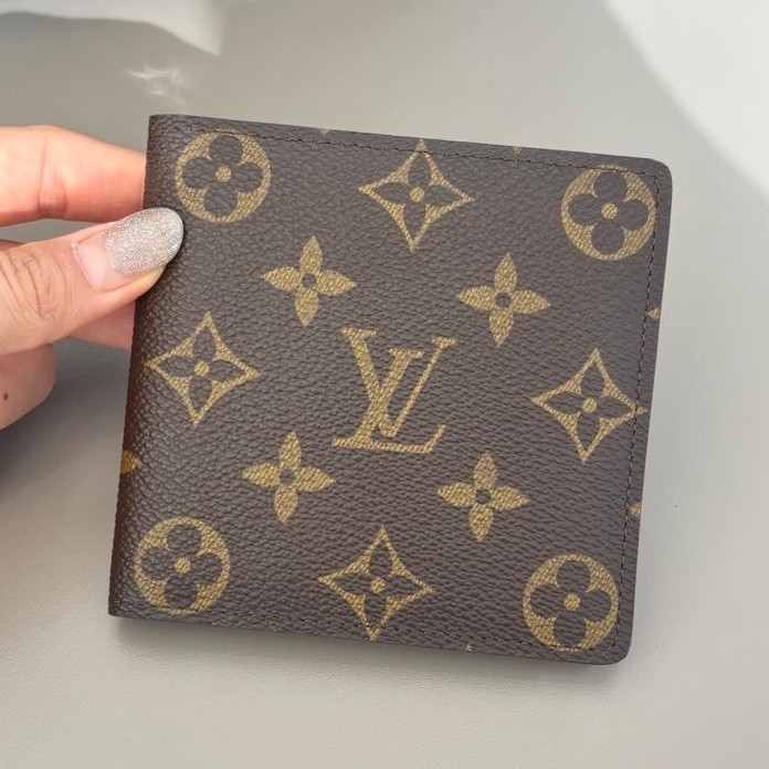 Lv Men wallet 6,390.- มือสองของแท้💯ค่ะ (รบกวนทั่กแชทก่อนสั่งค่ะ)