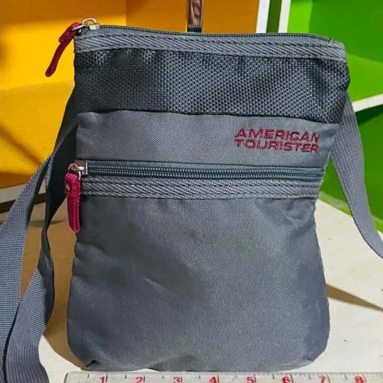 กระเป๋าสะพายข้างขนาดเล็กแบรนด์ American Tourister💯