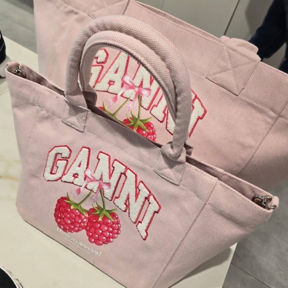 (ขายแต่ของแท้เท่านั้น)🍓 GANNI Logo Raspberry Easy Shopper Bag 🍓 B2110089 135