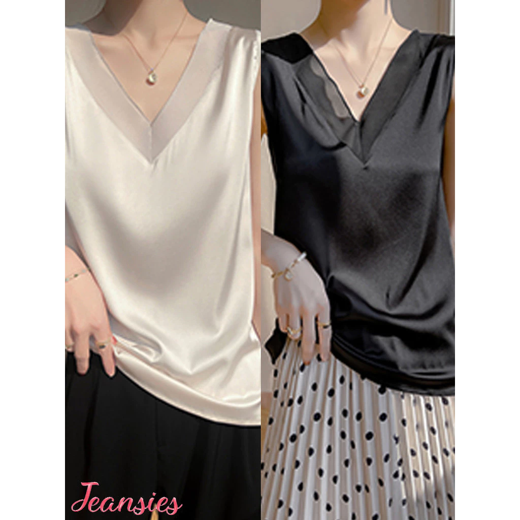 เสื้อแขนกุดผ้าซาติน คอวีสวมใส่อยู่บ้าน