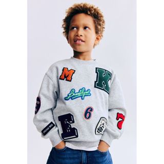 H&M(เอชแอนด์เอ็ม) เสื้อสเวตเชิ้ตผ้าขนแกะด้านในตกแต่งแอปพลิเค…