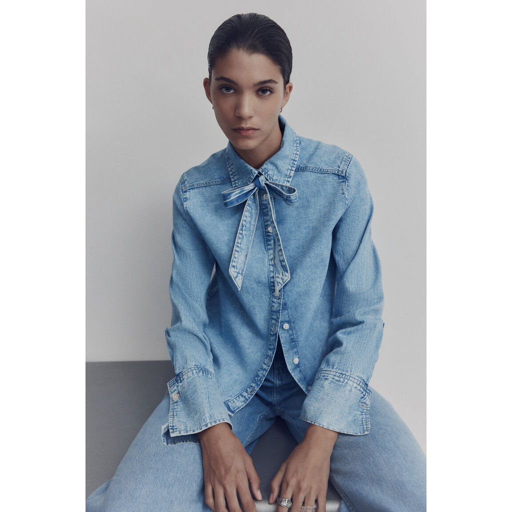 H&M(เอชแอนด์เอ็ม) เสื้อเบลาส์ยีนส์ดีไซน์โบว์ Women Bow-detail denim blouse 1304413_2