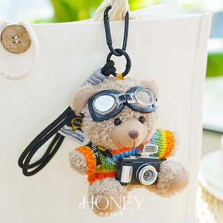 HONEY BELLE✨พวงกุญแจตุ๊กตาหมีน่ารัก ชุดแว่นว่ายน้ำกล้องถ่ายรูป เสื้อไฮบริดสีรุ้ง สำหรับห้อยกระเป๋า