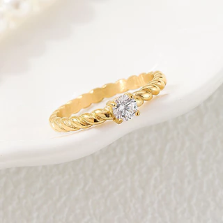 สแตนเลส Twisted Pattern Zirconia แหวนหินสําหรับผู้หญิง Non Tarnish Gold Plated Hypoallergenic Minimalist ข้อเสนอแหวนแต่งงาน