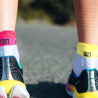 COMPRESSPORT ถุงเท้าวิ่ง Pro Racing Socks V4.0 Run Low ข้อต่ำ เล่นกีฬากลางแจ้ง เบา แห้งไว