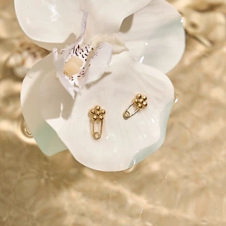 earika.earrings - primrose clip stud ต่างหูรูปคลิปดอกไม้วัสดุสแตนเลส (stainless steel) ใส่อาบน้ำได้ เหมาะสำหรับคนแพ้ง่าย