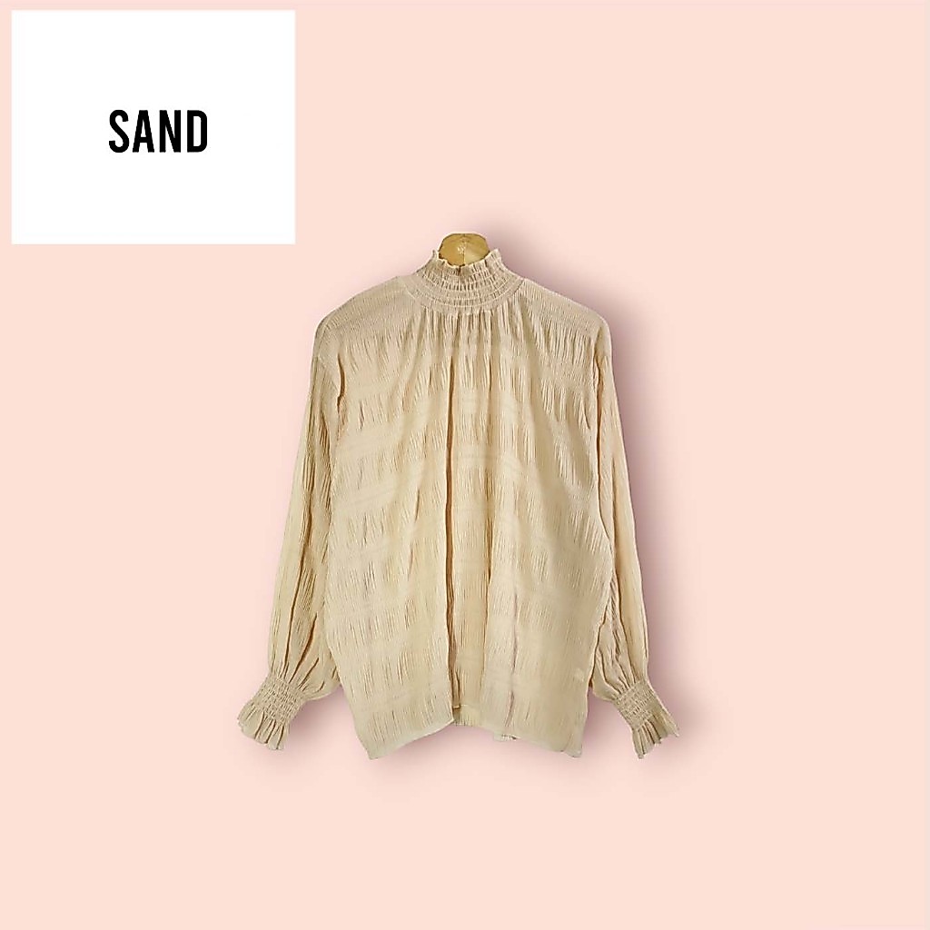 เสื้อ Sand สีครีม  ไซด์ -  F  อก 50-54 ยาว 28 นิ้ว  ผ้าพลีท ทรงสวยน่ารัก ดีเทลสวย คอปีน