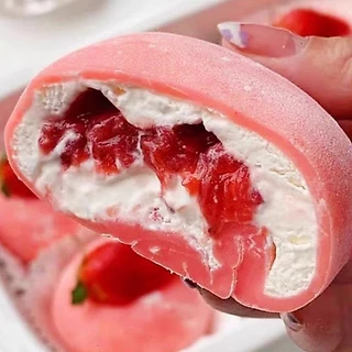 ไดฟูกุสอดไส้สตรอว์เบอร์รี่วิปครีม ไดฟูกุสตรอว์เบอร์รี่วิปครีมเยิ้ม เนื้อไดฟูกุหนึบๆยืดๆๆ ละมุนลิ้น แช่เย็นก็ฟินไปอีกแบบ