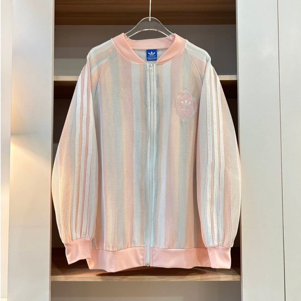 เสื้อแจ็คเก็ตผ้าตาข่ายฉลุเนื้อนุ่มลายทางสีชมพูพาสเทลดีเทลงานปักโลโก้ด้านหลัง