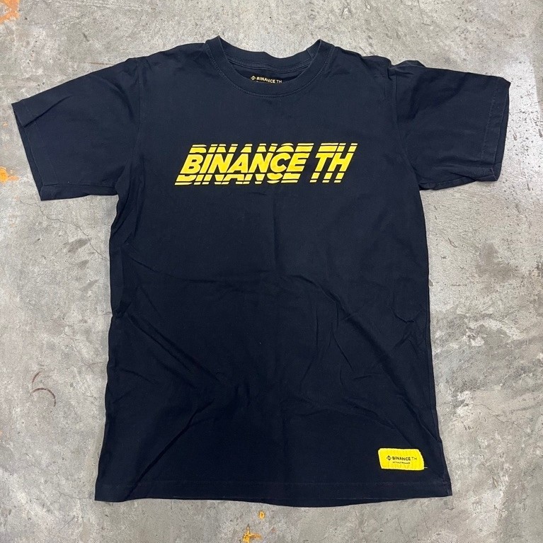 มือสอง เสื้อยืดสีดำสกรีนลายโลโก้สีเหลืองจาก Binance TH