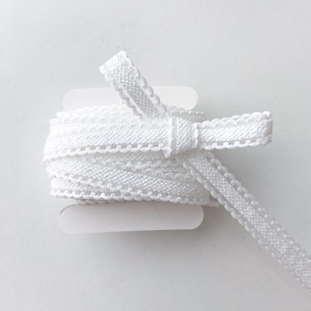 ♡  พร้อมส่ง | (5 หลา) White Ribbon โบว์ ริบบิ้น ขอบโปร่งหยัก ขนาด 10 mm / 1 cm