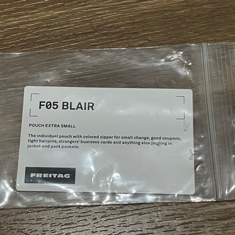 ป้ายแท็กสินค้า (Tag) ของกระเป๋าแบรนด์ FREITAG  รายละเอียดบนป้ายแท็ก F05 BLAIR ซึ่งเป็นกระเป๋าสตางค์ใ
