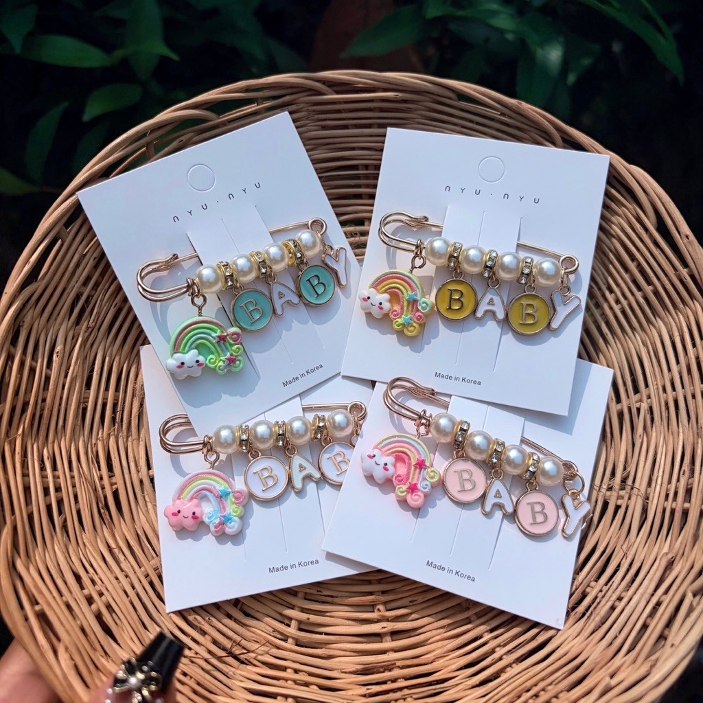 🌷KN12 เข็มกลัดคนท้อง ตัวอักษรสลับสี ขนาด 5.5 ซม. แฟชั่นน่ารัก