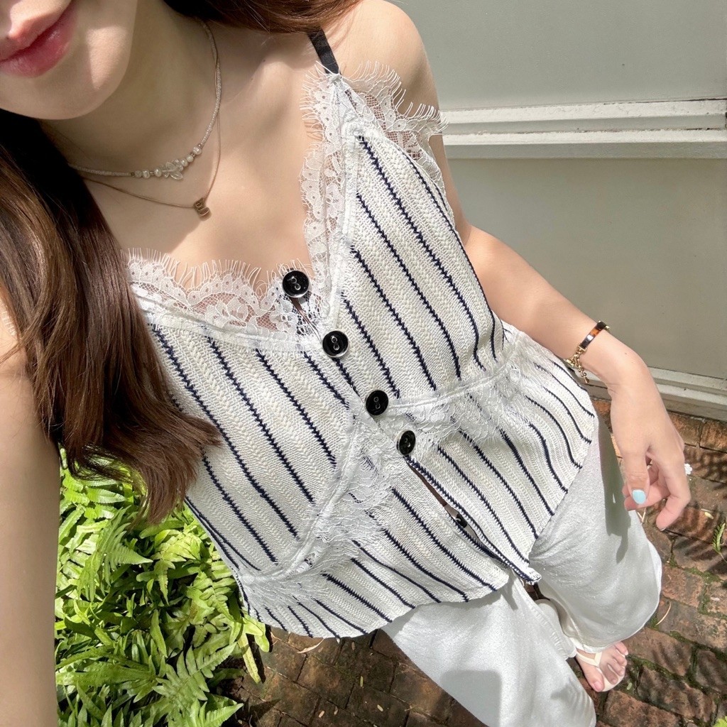 (aunaunn.official) Lace muse top – เสื้อสายเดี่ยวคอวี ดีเทลแหวกหน้า ผ้าถักสวยมากๆ