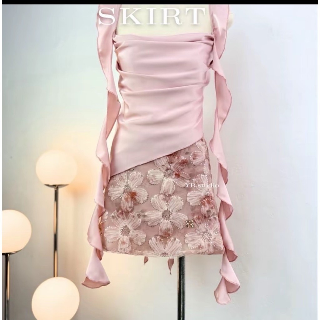 มินิสเกิร์ตลายดอกไม้(Flora Mini Skirt)เนื้อผ้าซีทรูแต่งลวดลายซ้อนกันในโทนสีเบจ ฟ้า และชมพูน้ำตาลจาก 