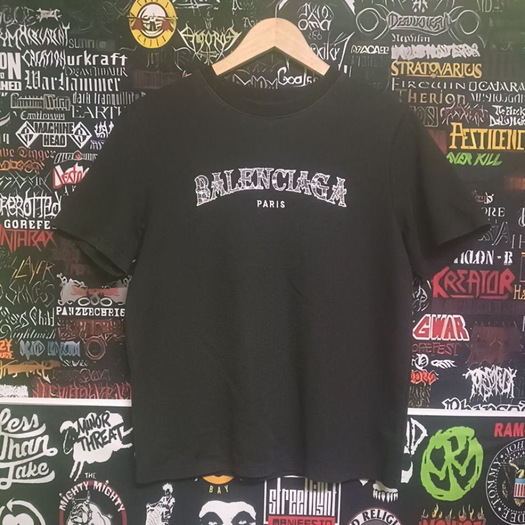 เสื้อยืดมือสอง ต่างประเทศ งานแบรนด์ แฟชั่น B a l e n c i a g a  (ไม่แท้) Size M.อก21/ยาว25.5