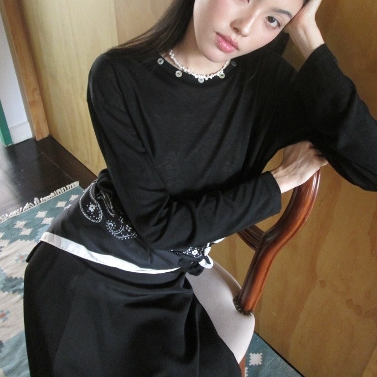 Elinae - Whisper Top - Black เสื้อแขนยาวผ้า Lyocell สีดำ แต่งกระดุมหอยที่คอเสื้อ