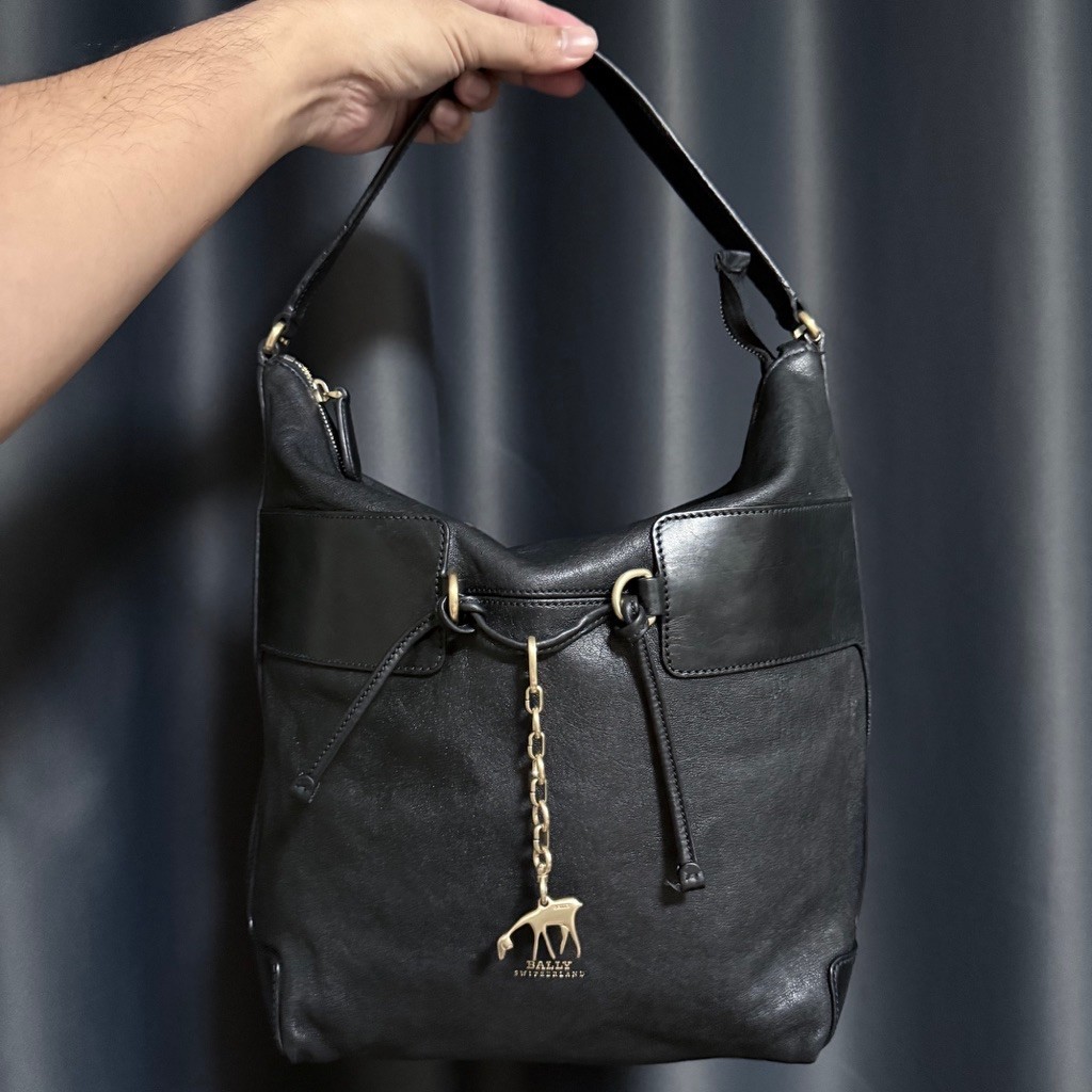 กระเป๋าสะพายไหล่ Bally bucket shoulder bag