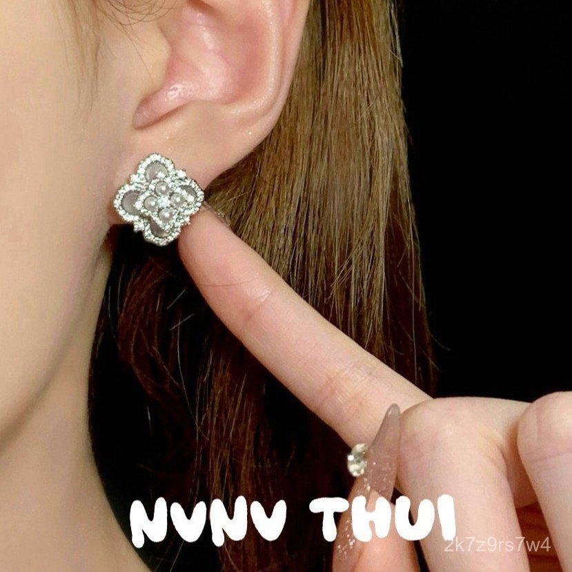 เครื่องประดับ สร้อยคอไข่มุกและอัญมณีลายดอกไม้ งานเลี้ยงระดับไฮเอนด์ ต่างหูรูปเกือกม้าประดับมุกและเซอ