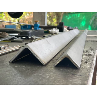 ฉากสแตนเลส 304 หนา 3 มิล ขนาด 1"*1" และ 1.5"*1.5" มีหลายขนาดให้เลือก จัดส่งได้ยาวถึง 2 เมตร