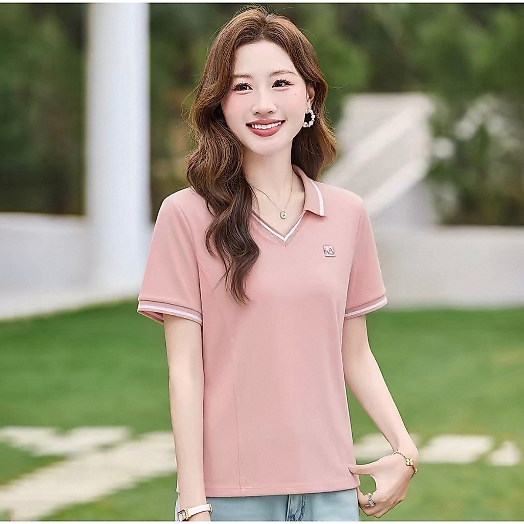 เสื้อโปโลแขนสั้นสำหรับผู้หญิงที่มาพร้อมดีไซน์ทันสมัยและสัมผัสระดับพรีเมียม เป็นสินค้าใหม่รับซัมเมอร์ที่โดดเด่นด้วยลุคหรู