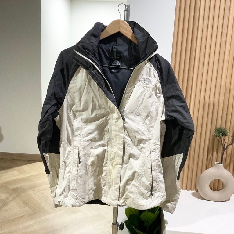 02008 เสื้อกันลมของ The north face (M) มือ 2 มีตำหนิเปื้อนนะคะ
