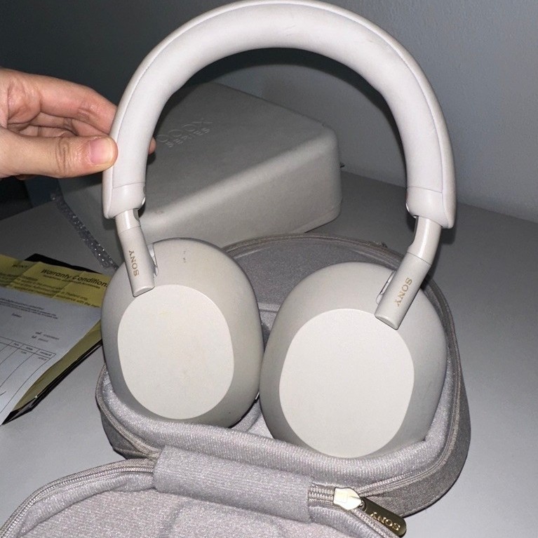 ส่งต่อ มือสอง สภาพดี หูฟังไร้สาย Sony WH-1000XM5 ตัดเสียงรบกวนขั้นสูง