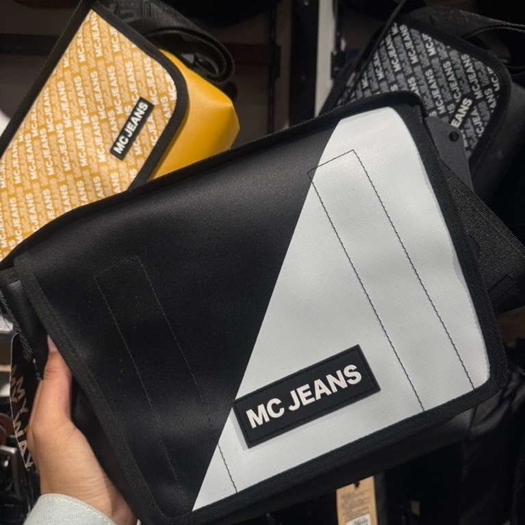 [แถมถุงช็อป] กระเป๋าสะพาย Mc jeans มีบริการเก็บเงินปลายทาง กระเป๋าสะพายข้างอเนกประสงค์ วัสดุ Tarpaulin bag (ผ้าใบ)
