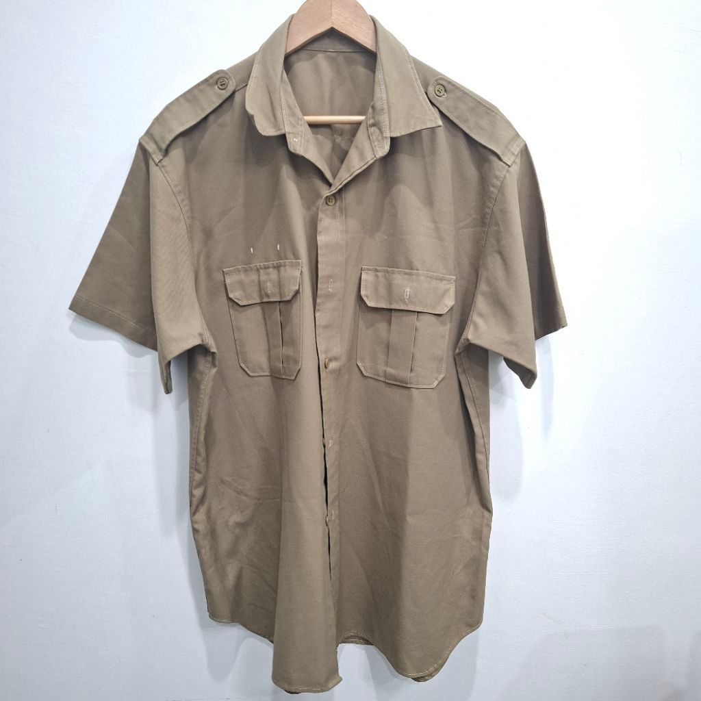 AUG 26/16 เสื้อสีกากี (ชาย) สีเข้ม ขนาดอก 50×ย27 นิ้ว มือสอง