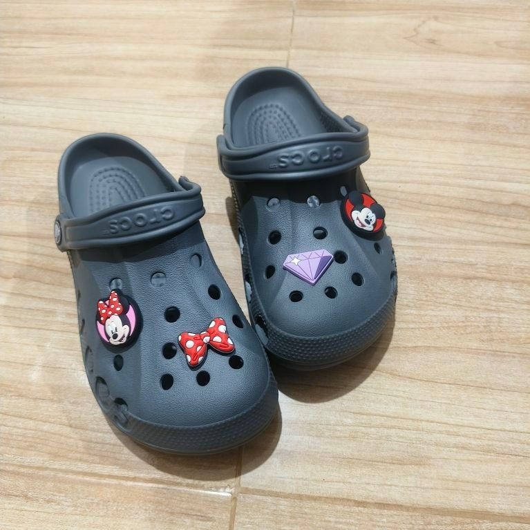 รองเท้าCROCS BAYA สีเทา พร้อมจิ๊บบิท แท้💯 พร้อมส่ง