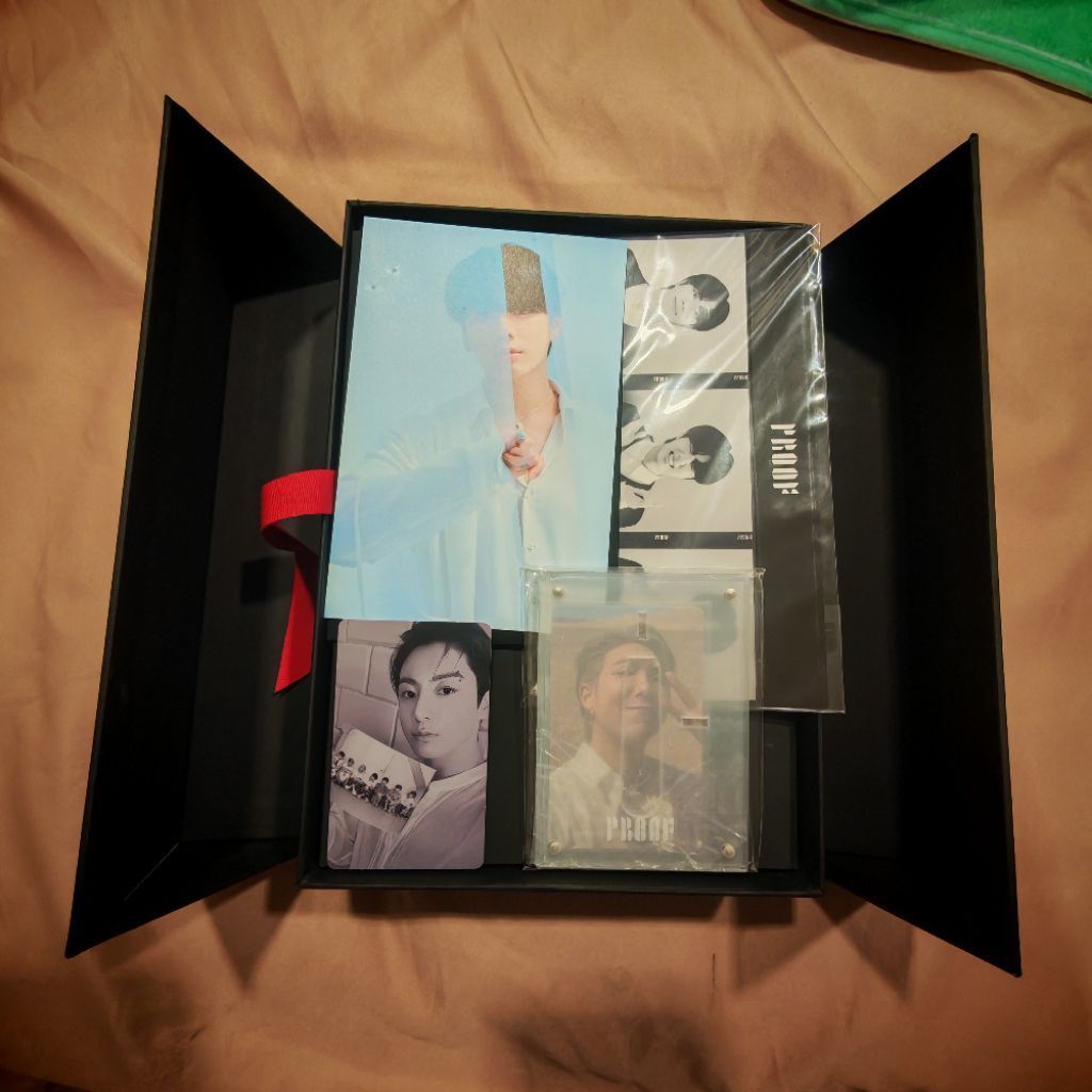 ส่งต่อของสะสม บั้มBTS PROOF ได้ของตามรูป (โปสการ์ดมีตำหนิ) *บั้มเล็กไม่ได้การ์ดสุ่มอย่างเดียว