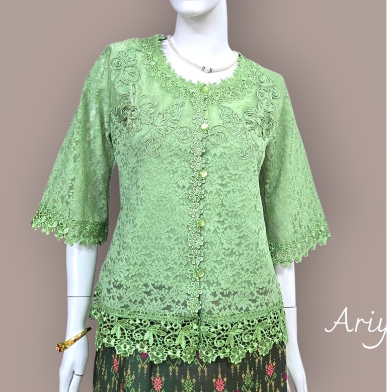 เสื้อลูกไม้ออกงานรุ่นปักคอดอกใหญ่ไหมปักกระดุมหน้า