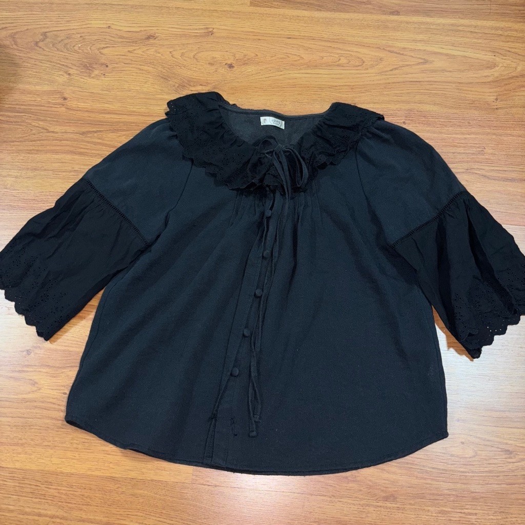Axes Femme เสื้อคอบัวลูกไม้ สีดำ