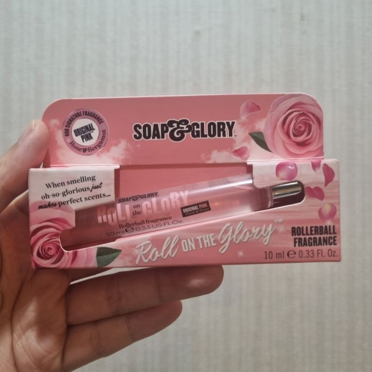 Chacha factory: น้ำหอมชนิดหัวลูกกลิ้ง กลิ่น Original Pink แบรนด์ Soap & Glory (แบรนด์ดังจากอังกฤษ) ข