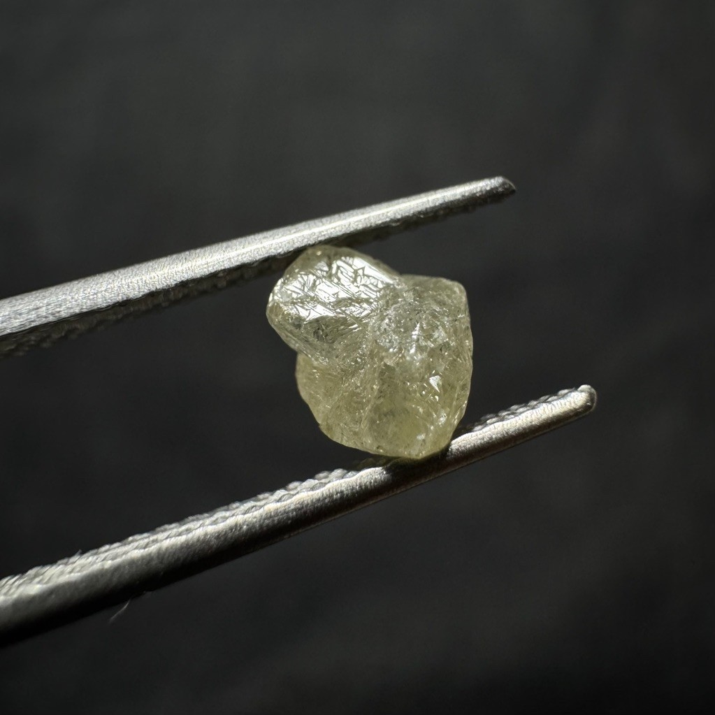เพชรดิบแท้ธรรมชาติ (Rough Diamond) สีติดเหลืองเล็กน้อย น้ำหนักประมาณ 0.7-0.8 กะรัต