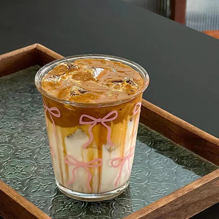 แก้วกาแฟ 350ml แก้วน้ำลายโบว์สีชมพู เนื้อหนาพิเศษ แก้วมัทฉะ สำหรับร้านกาแฟ KMQ5