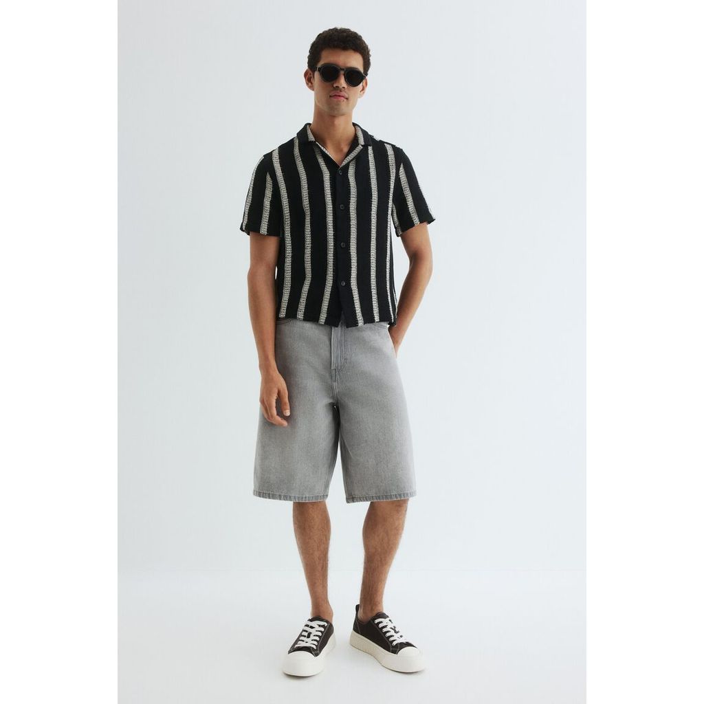 H&M(เอชแอนด์เอ็ม) เสื้อเชิ้ตรูปแบบครอเชต์ทรงปกติสำหรับวันพักผ่อน Men Regular Fit Crochet-look resort 1311394_1
