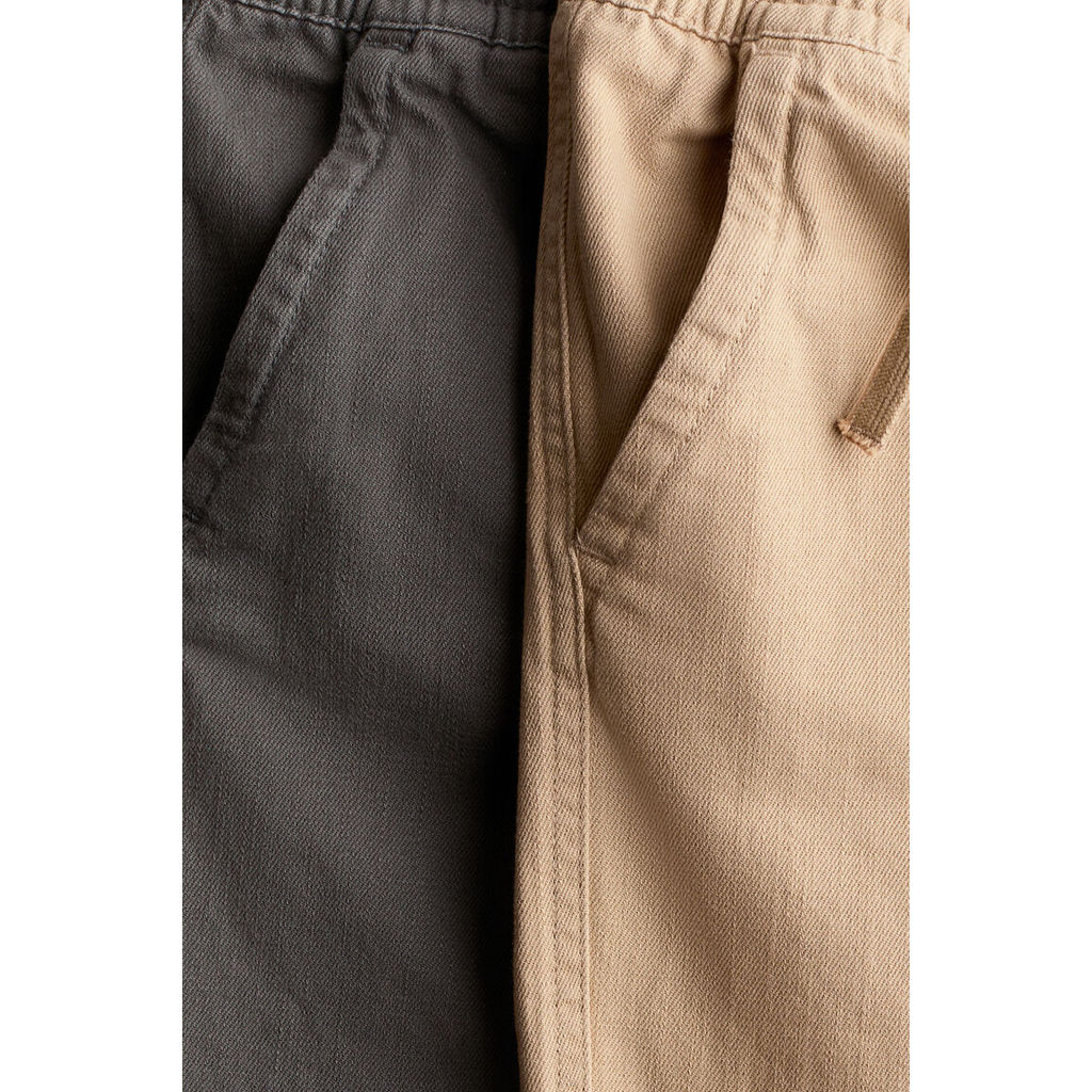 H&M(เอชแอนด์เอ็ม) กางเกงจ็อกเกอร์ผ้าทวิลคอตตอน 2 ชิ้น Boys 2-pack cotton twill joggers 1315192_1 ราคา ถูกที่สุด ดีลบีเคเค แกลเลอรีภาพที่ 3