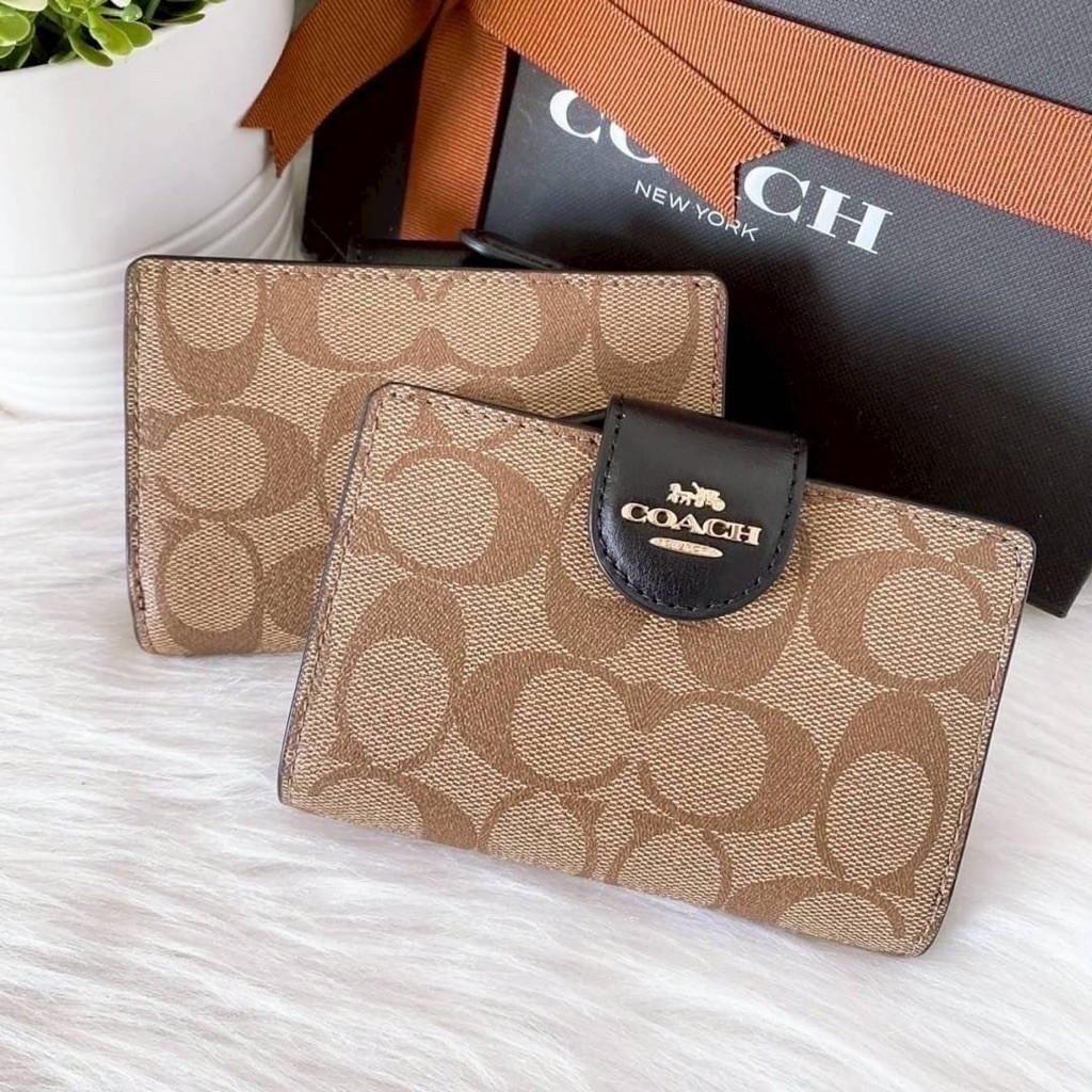 [ส่งฟรี📮] พร้อมส่งแท้💯%🇺🇸 Coach Medium Corner Zip Wallet In Signature Canvas • Style No. C0082