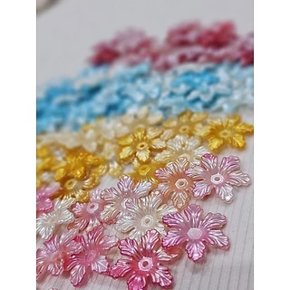 DC18 หมวกดอกไม้ สีขาว และสีพาสเทลจำนวน 50 ชิ้น ขนาด 16-26 มิล สำหรับตกแต่งเหรียญโปรยทาน
