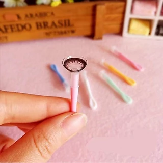 ผู้ใส่คอนแทคเลนส์ กล่องคอนแทคเลนส์ Contact Lens Wearer
