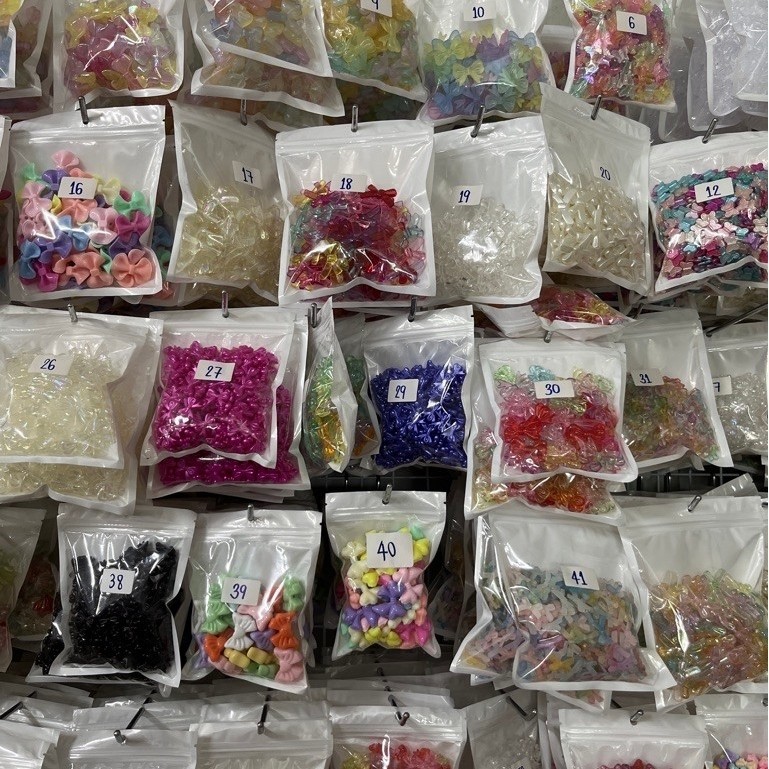 ลูกปัดตกแต่งโบว์สวยๆถุงละ100กรัม70฿
