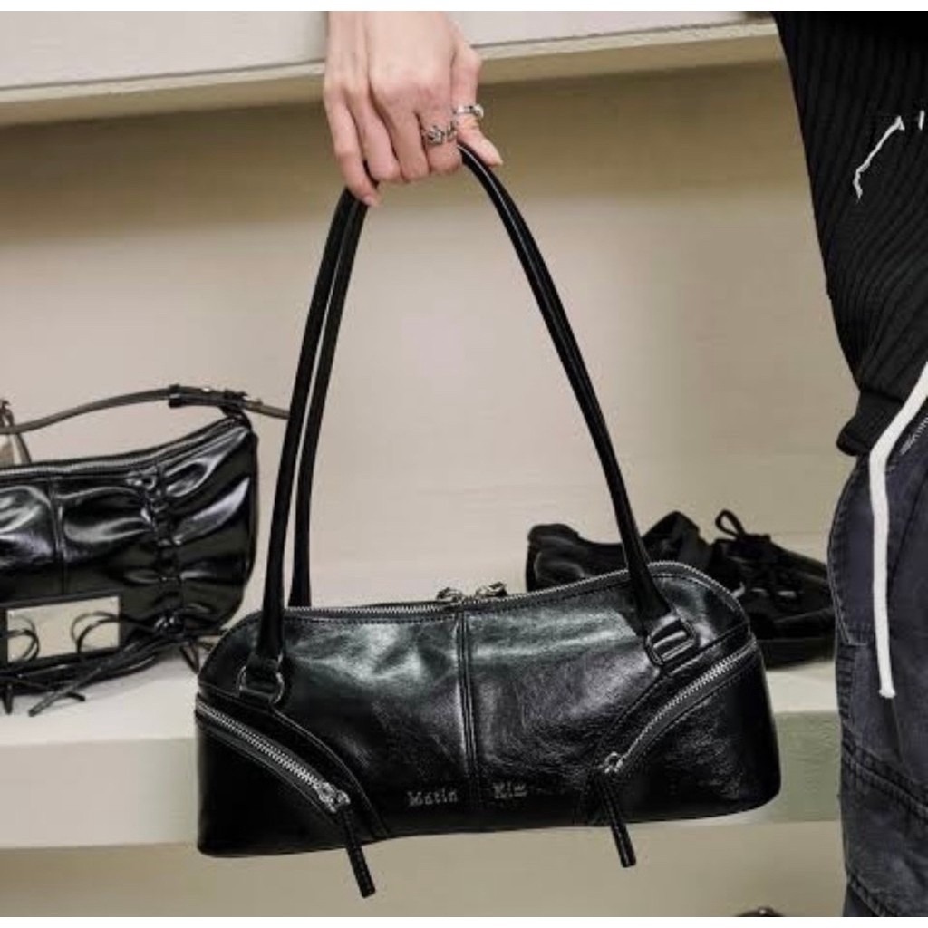 📍พร้อมส่ง กระเป๋า【Matin Kim🇰🇷】CURVE ZIP BAGUETTE BAG