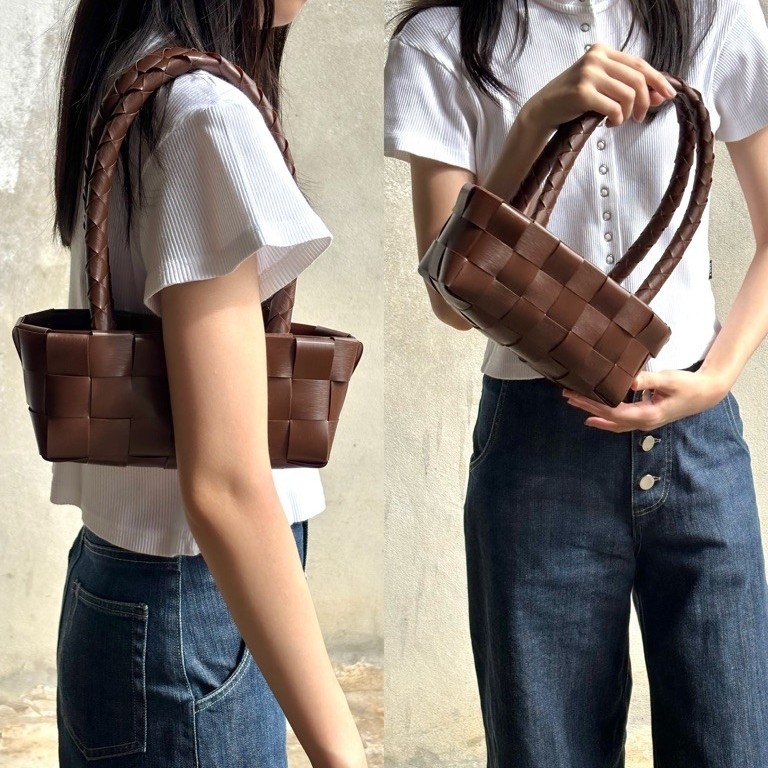 [จัดส่ง 1-2วัน] Woven Basket Bag พี่เส้นใหญ่ กระเป๋าสานพลาสติก สะพายข้างและถือ 100%รีไซเคิลพลาสติก (แถมห่วงใส่พวงกุญแจ)