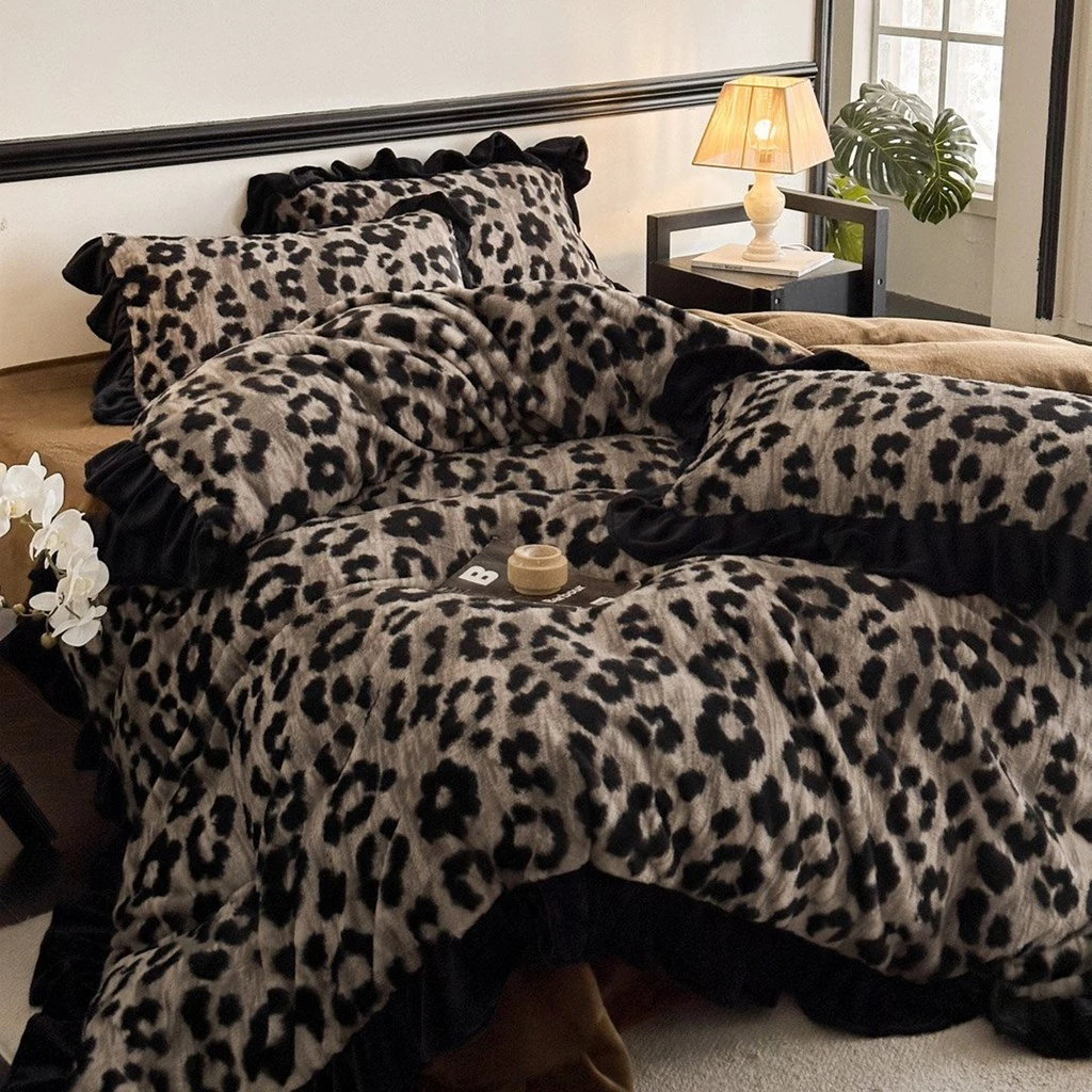 ชุดเครื่องนอนสักหลาดสไตล์ฝรั่งเศสขอบสีดำ ขนาดควีน/คิงไซส์ - รูปที่ 1