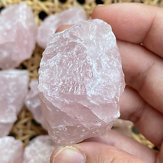 ‼️พร้อมส่งใน🇹🇭‼️Rose quartz โรสควอตซ์ดิบ ช่วยส่งเสริมความรักความเมตตา, เสริมเสน่ห์ให้ผู้ครอบครอง ขนาดหิน 2-5 ซม
