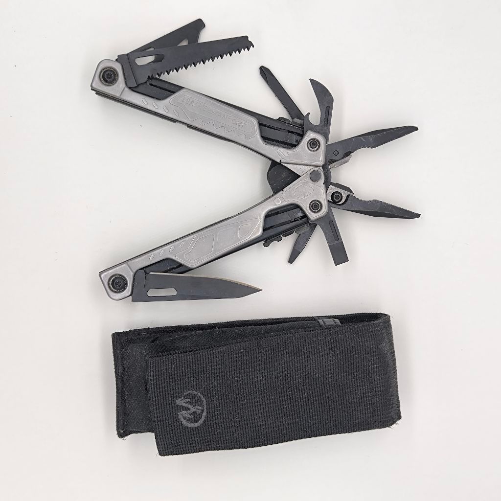 Leatherman OHT silver มือสอง ตำหนิ คีมเยื้องนิดนึง อุปกรณ์อื่นสภาพดีใช้งานน้อย มีฝุ่นตามภาพทำความสะอ