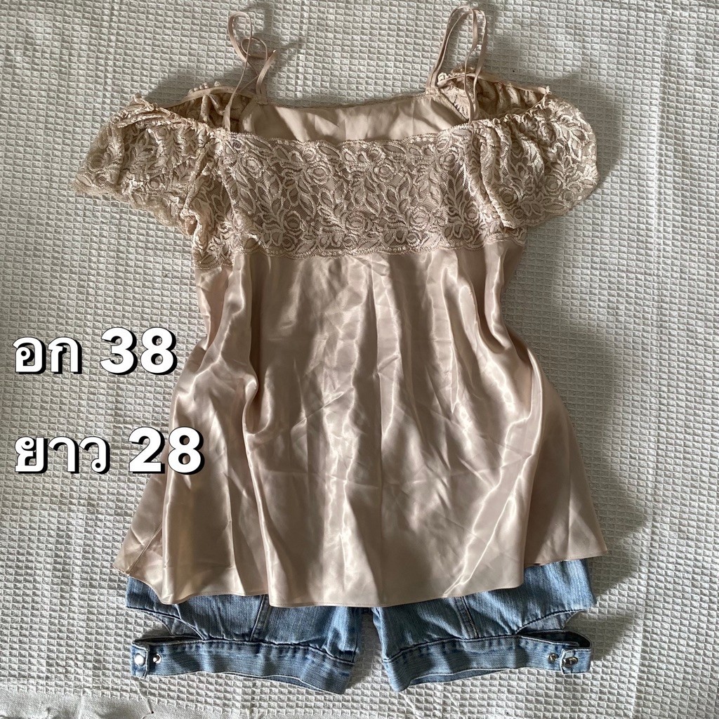 เสื้อเว้าไหล่ ลูกไม้ น่ารักน้าาาา เดี๋ยวไปวัดไซส์ให้คั้บบบบ : แฟรี่ โคเคท ซาวาโกะ coquette dollette 