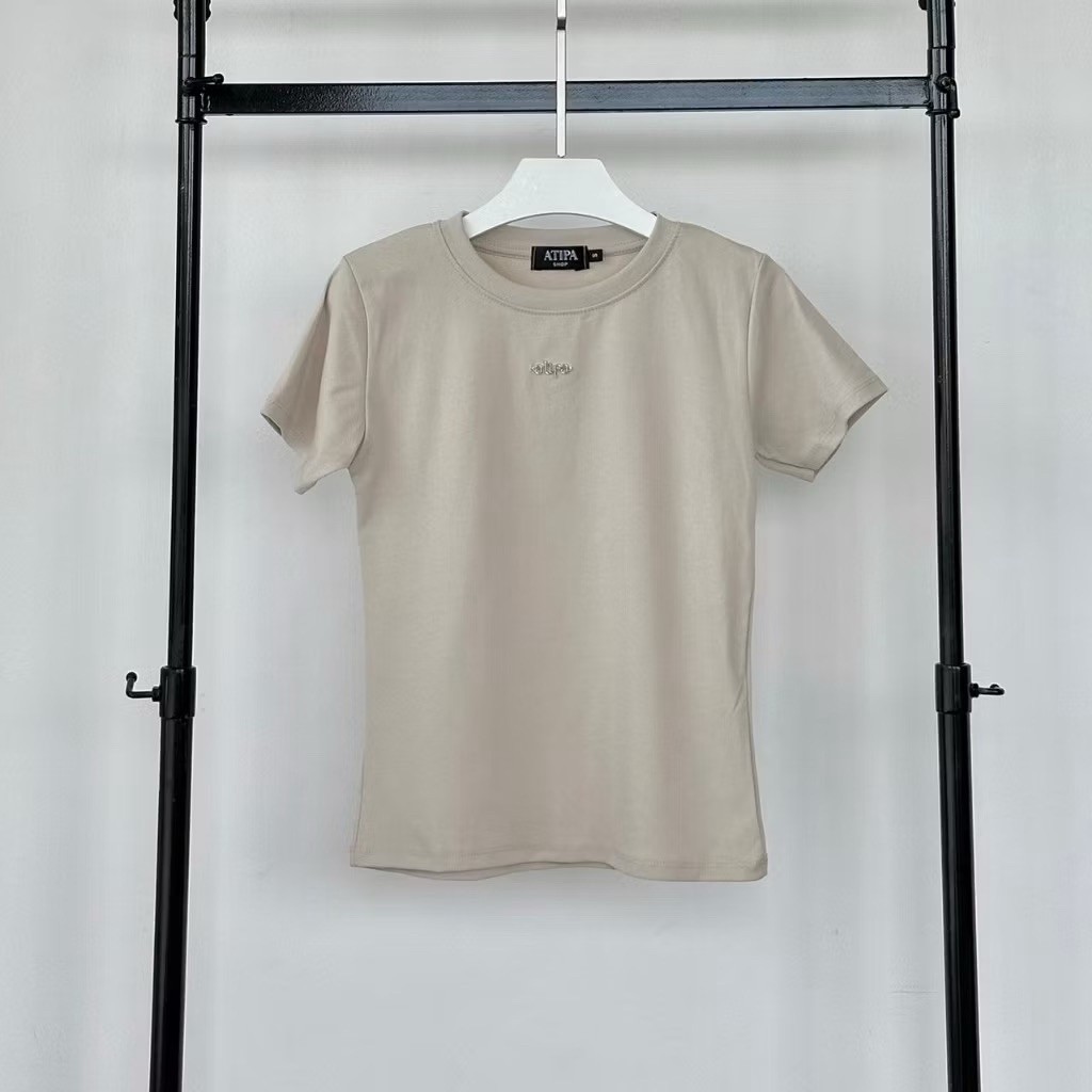 Atipashop - KELYN STEEL TOP เสื้อยืด แขนสั้น คอกลม ติดโลโก้เหล็ก