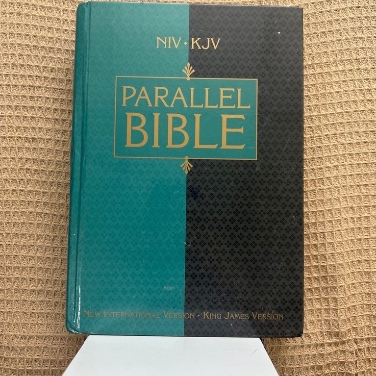 holy bible NIV/KJV Parallel Bible มือสอง